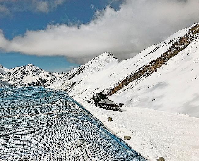 In Zermatt wurden dieses Jahr Schneedepots mit Schnee der letzten Wintersaison angelegt.