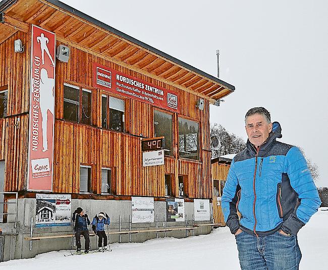 André Vogt, OK-Präsident des FIS-Rennens vom kommenden Wochenende, vor dem Nordischen Zentrum in Ulrichen.