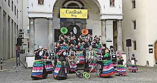 Die Guggenmusik Sombreros beim Konzert auf dem Stadtplatz. Im Hintergrund das &laquo;Caracas&raquo;-Plakat, das zur Beanstandung f&uuml;hrte.