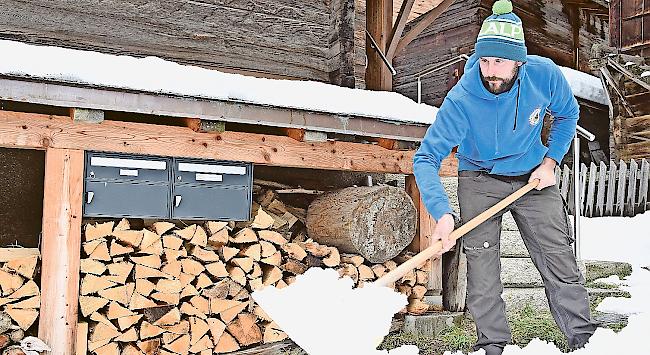 Gehört in den Bergen zum winterlichen Alltag: Alain Diezig beim Freischaufeln des auf Gemeindeboden befindlichen Zugangs zu den Briefkästen.