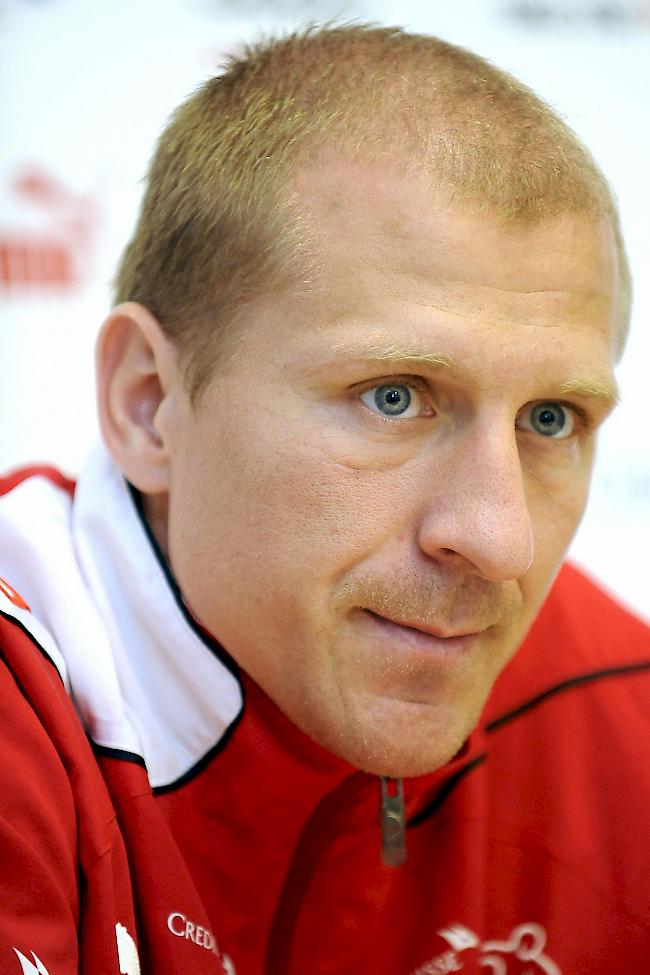 Stéphane Grichting, Nati-Spieler unter Kuhn. «Köbi war 17 Jahre lang mein Trainer: U18-, U21- und A-Nationalmannschaft. Ich kam zu spät ans erste U18-Sichtungstraining in Magglingen. Ein Mann in weissem T-Shirt mit den Händen in der Hosentasche holte mich in der Einfahrt ab. Ich dachte, es sei der Gärtner oder ein Assistent. Wie sich später herausstellte, war es Köbi, und ich schämte mich lange, weil ich es nicht gemerkt hatte. Seine Einfachheit hat sich nachher über die ganzen Jahre hindurchgezogen. Ein Vorteil war, dass er Frei, Magnin, Cabanas oder mich vom Nachwuchs her kannte, er gab uns später weiter oben Verantwortung. Einem wie ihm zahlt man das gerne zurück. Man konnte sich ihm auch mal widersetzen, ohne dass er einen danach fallen liess. Das war beeindruckend. Ich habe von ihm viel fürs Leben gelernt.»