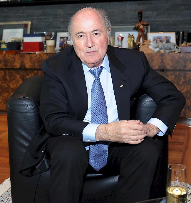 Sepp Blatter, jahrelanger Freund. «Ich war bis am Dienstagabend um 19.00 Uhr an seinem Sterbebett und habe ihn auch die Tage davor regelmässig besucht. Er hat meine Hand ergriffen, und als seine Frau gesagt hat, dass der Sepp da ist, hat er gelächelt. Das nehme ich mit. Es tut weh, einen Menschen, der so viel bewegt hat, so leiden zu sehen. Köbi ist in seinem Leben immer auf die Menschen zugegangen. Das grosse Echo jetzt kommt nicht von irgendwo. Sportlich hat er die Schweiz im Fussball weiterentwickelt, das geht oft vergessen.»