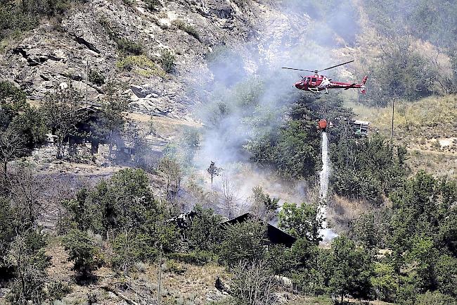 Ein Flächenbrand oberhalb von Niedergampel erforderte im Sommer 2019 einen grossen Einsatz der Air Zermatt und der Feuerwehr Gampel-Steg.