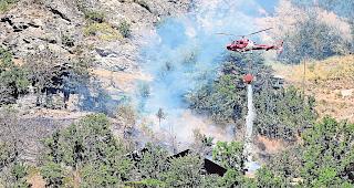 Brand. Ein Fl&auml;chenbrand oberhalb von Niedergampel erforderte im Sommer 2019 einen grossen Einsatz der Air Zermatt und der Feuerwehr Gampel-Steg.Foto Renate Ruffiner