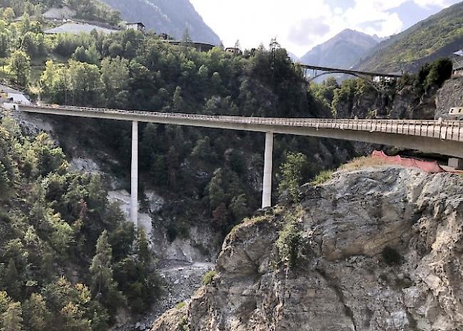 Die Chinegga-Brücke, das Hauptbauwerk des Umfahrungsprojekts für Stalden, ist fertiggestellt und wurde heute eingeweiht.