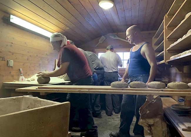 Früh am Samstagmorgen startete der erste Brader Backtag mit dem neuen Ofen. 140 Roggenbrote wurden nach traditioneller Art gebacken,