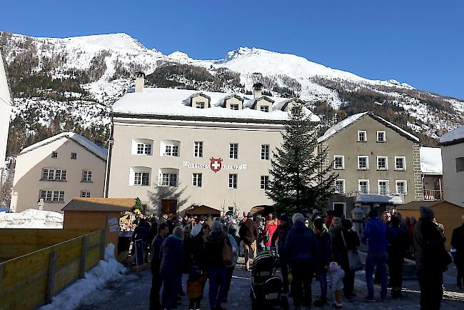 In Simplon Dorf fanden sich die Besucher des Adventsmarktes «Winterzauber» auf dem Dorfplatz beim Tannenbaum ein.