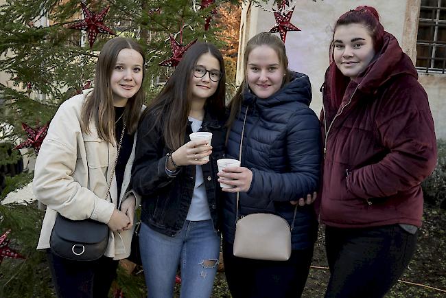 Lorena Gasser (16) und Medea Ruppen (15), Naters, Alina Amherd (18), Blatten bei Naters, Sophie Eggel (16), Naters. 
