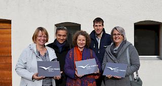 Neue Partnerbetriebe f&uuml;r den Naturpark Pfyn-Finges: Rita Moreillon, Sasha und Hannelore Tsokhim-Bumann, Andreas Gattlen und Manuela Bayard (v.l.).