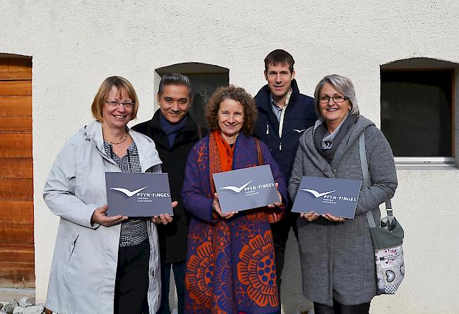 Neue Partnerbetriebe für den Naturpark Pfyn-Finges: Rita Moreillon, Sasha und Hannelore Tsokhim-Bumann, Andreas Gattlen und Manuela Bayard (v.l.).