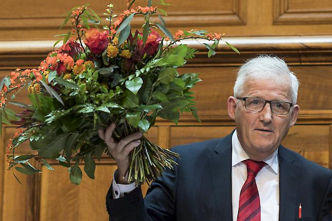 Hans Stöckli freut sich über seine Wahl zum Ständeratspräsidenten, am ersten TAg der 51. Legislatur der Eidgenössischen Räte.