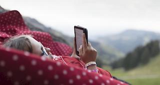 Ein M&auml;dchen liest ein E-Book. Gr&uuml;nde f&uuml;r den Importr&uuml;ckgang von B&uuml;chern und Zeitschriften sieht die Zollverwaltung in ver&auml;nderten Lesegewohnheiten, dem Aufkommen von E-Books und Online-Publikationen.