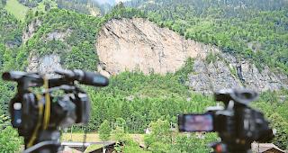 Im Visier der Kameras. Unterhalb der Felsen befindet sich das Munitionsdepot. Mit tonnenweise funktionst&uuml;chtigem Sprengstoff.