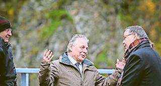 Gute Neuigkeiten. Jacques Melly, hier mit Egon Furrer.Foto mengis media/Alain Amherd