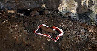 Im vor 71 Jahren explodierten ehemaligen Munitionsdepot Mitholz der Armee im Berner Oberland besteht ein h&ouml;heres Explosionsrisiko als bisher angenommen. Der Bund h&auml;lt es allerdings nicht f&uuml;r n&ouml;tig, Sofortmassnahmen zu ergreifen. (Bild: 10,5cm Granate)