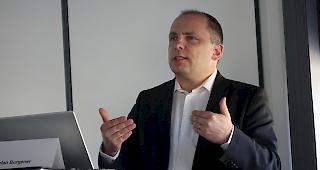 Stefan Burgener, Sektionschef Verkehr, stellte am Mittwoch vor den Medien das erweiterte &ouml;V-Angebot im Kanton vor.