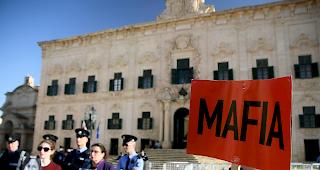 Menschen protestieren am Dienstag vor dem B&uuml;ro des Premierministers in Castille in Valletta, Malta.