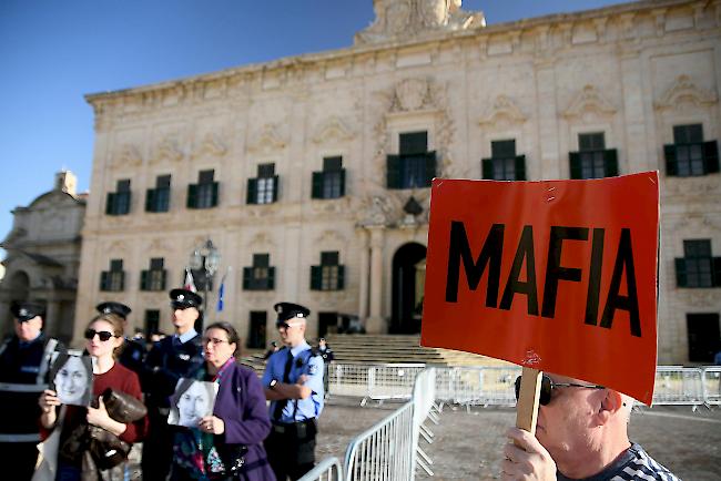 Menschen protestieren am Dienstag vor dem Büro des Premierministers in Castille in Valletta, Malta.