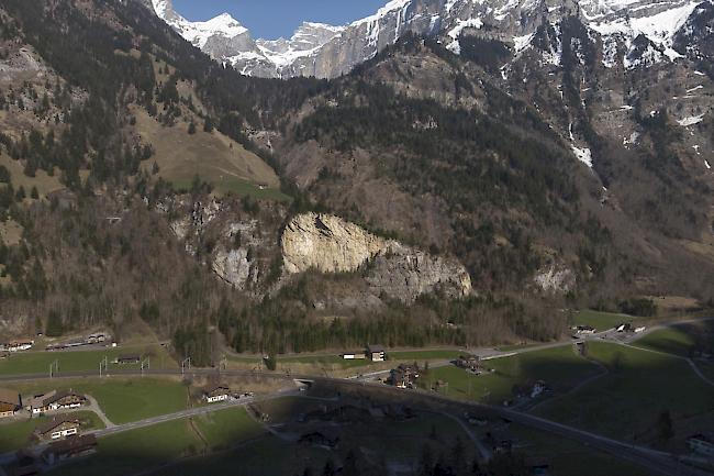 Vom ehemaligen Munitionslager der Armee in Mitholz im Berner Oberland geht ein für die Bevölkerung nicht akzeptables Risiko aus, wie die am Montag publizierte Zweitbeurteilung des Bundesamtes für Umwelt bestätigt. 