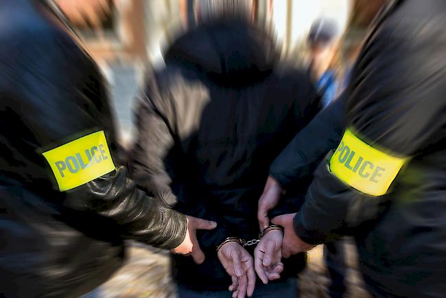 Die Kantonspolizei hat einen heute 38-jährigen Oberwalliser verhaftet, der zwischen 2014 und 2017 Drogen an rund 20 Personen verkauft hatte. (Symbolbild)