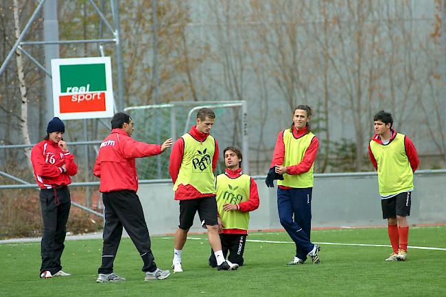 Tiefer Fall. Sanel Kuljic (kniend) spielte in der Saison 2006/07 für Sitten. Die Wiener Staatsanwaltschaft hat den bereits vorbestraften Ex-Fussballer nun wegen Handels mit Kokain angeklagt. (Archivbild)