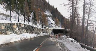 <b>Bauarbeiten.</b> Die Hangbr&uuml;cke Rothwald auf der Simplon Nordseite wird seit Anfang M&auml;rz umfassend instand gesetzt.