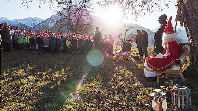 <b>Nikolausläuten.</b> Die Schulklassen erfreuten sich am Besuch des bärtigen Mannes und seines Helfers.