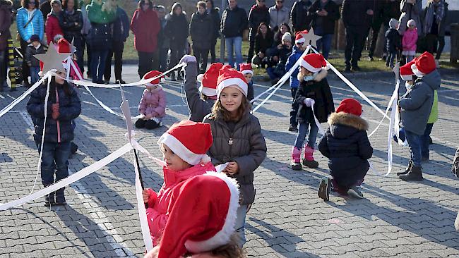 <b>Nikolausläuten.</b> Es fanden Tänze, Aufführungen und Lesungen der Primarschule Termen statt