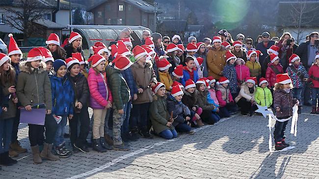 <b>Nikolausläuten.</b> Am traditionellen Nikolausläuten zogen auch die Schüler aus Termen durch das Dorf.