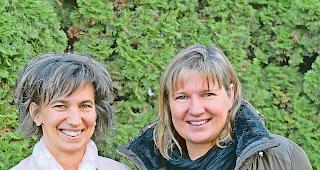 Singen f&uuml;rs Gem&uuml;t. Simone Witschard, Pr&auml;sidentin von &laquo;Gospel Joy&raquo;, und Chorleiterin &shy; Dorothee Steiner (rechts): Lieber ungezwungen singen als vor Ehrgeiz brennen. Foto mengis media