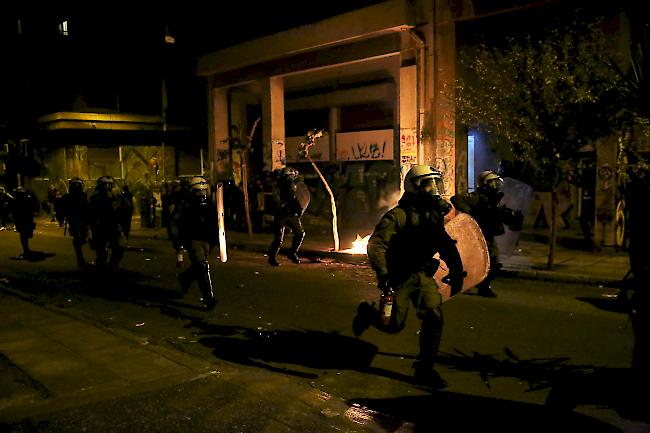 Polizeiaktionen in der Nacht auf Samstag im Zentrum von Athen.