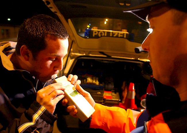 Eine Atem-Alkoholprobe fiel beim Unfallfahrer positiv aus. (Symbolbild)