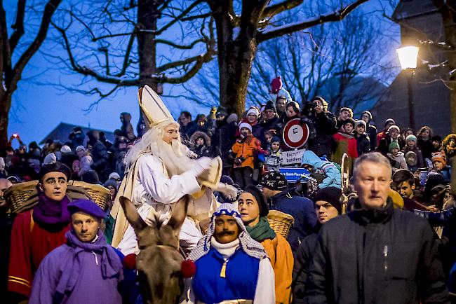 Auf dem Esel durch die Strassen von Freiburg. Alljährlich am 1. Dezemberwochenende versammeln sich tausende Leute, wenn der St. Nikolaus Lebkuchen an die Kinder verteilt. (Archivbild)