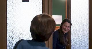 Tiana Angelina Moser, GLP-ZH, hinten, empfing am Dienstag Regula Rytz, Nationalr&auml;tin Gr&uuml;ne-BE, zum Hearing bei der Fraktion der GLP.