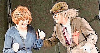 Wahnsinn. Barbara Terpoorten und Sven Furrer in &laquo;Man sieht Rot&raquo;: Viel Wahnsinn tritt zu Tage.