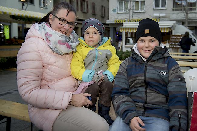 Katja (41), Eliano (2) und David (11) Rüttimann, St. Niklaus.