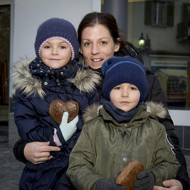 Samira (6), Carin (39) und Levin (4) Schnidrig, Stalden.