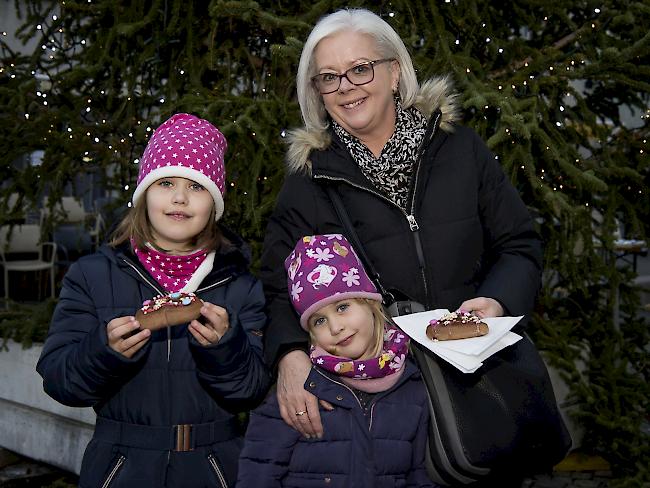 Medea (8) und Noemie (5) Kohler, Visp, sowie Sybille Stoffel (56), Visperterminen.