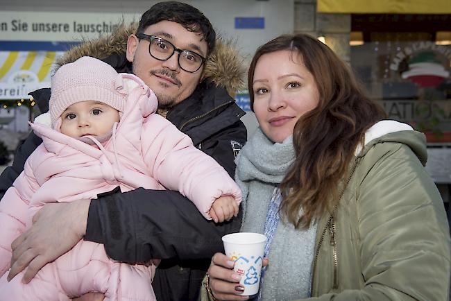 Laura (10 Monate), Jzair (30) und Zuzana Nuhi (33), Raron.