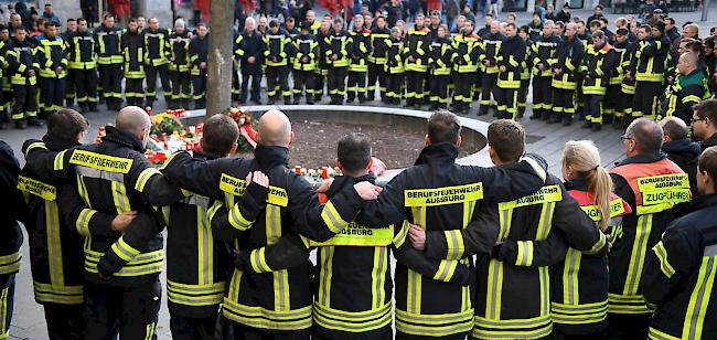 Am Königsplatz trauern Feuerwehrmänner. Ein Feuerwehrmann war am vergangenen Freitagabend in seiner Freizeit hier in einer Auseinandersetzung mit einer Gruppe so schwer verletzt worden, dass er starb.