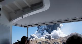 Vermutet wird, dass in der N&auml;he des Kraters noch die Leichen von acht Menschen liegen. Damit w&uuml;rde sich die Zahl der Todesopfer dann auf 14 erh&ouml;hen.