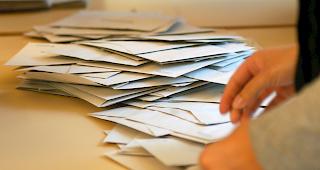 Padlina m&ouml;chte unter anderem wissen, welche Gemeinden die Unterlagen mit welcher Frankierung verschickt haben. (Symbolbild/Archiv)