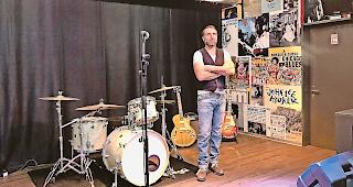 Passion Musik. Thomas Bortis bietet im Inch-Club in Fiesch ein vielseitiges Musikprogramm. Foto ZVG