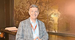 Freude. Damian Constantin, Direktor von Valais/Wallis Promotion, d&uuml;rfte sich bald &uuml;ber mehr Geld f&uuml;r die Standortwerbung unseres Kantons freuen.Foto Mengis Media