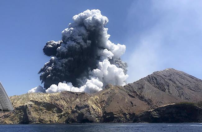 Nach dem Vulkanausbruch auf der neuseeländischen Insel White Island können Retter die Leichen der Todesopfer wegen der gefährlichen Bedingungen vor Ort weiterhin nicht bergen.