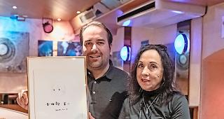 Unikat. Stammgast Renato Julier und Barbetreiberin Katharina Manz hoffen auf ein gutes Angebot f&uuml;r das Original-&laquo;Heidi&raquo; von Yoichi Kotabe. Foto mengis media/Alain Amherd