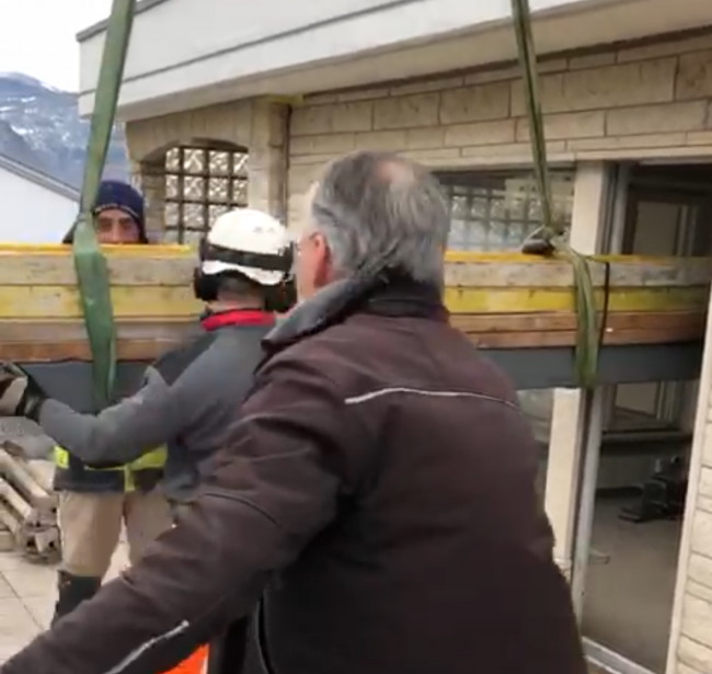 Flugtechnische Massarbeit mit dem Segen der Briger Stadtpolizei.