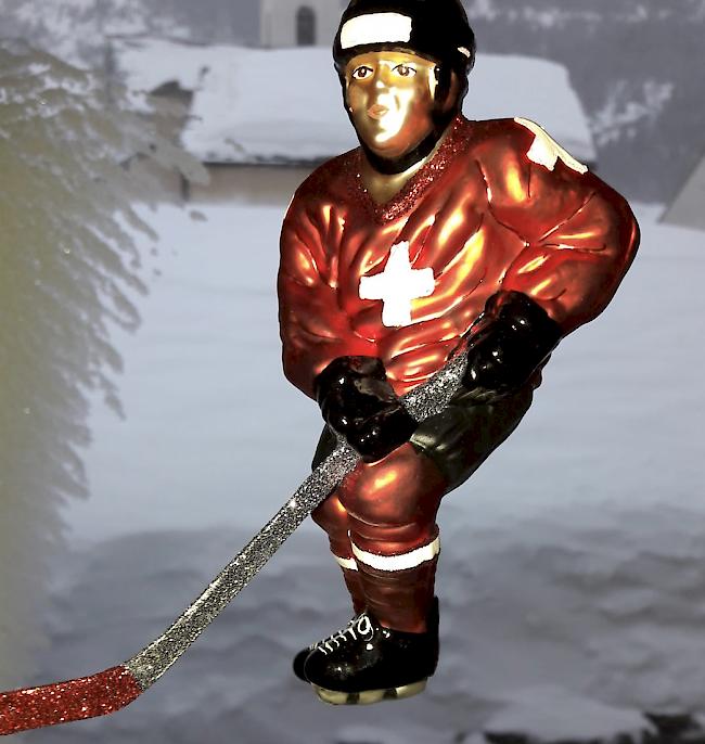Weihnachtsschmuck, wie er aktueller nicht sein könnte, zumal die Schweizer Hockeynationalmannschaft am Freitagabend in der neuen Lonza-Arena in Visp aufläuft.