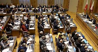 Staatsrat Jacques Melly kann aufatmen. Vorerst. R&uuml;cktrittsforderungen, viel Kritik aber auch R&uuml;ckendeckung - ein R&uuml;ckblick auf einen emotionalen letzten Sessionstag im 2019.

