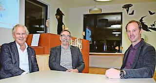 Enge Zusammenarbeit. Ren&eacute; Kamer, VR-Pr&auml;sident Blatten-Belalp Tourismus AG, und VR-Mitglied Raimund  Staubli mit Michael Nellen, Gesch&auml;ftsf&uuml;hrer Tourismus AG und Belalp Bahnen AG (von links).Foto mengis media